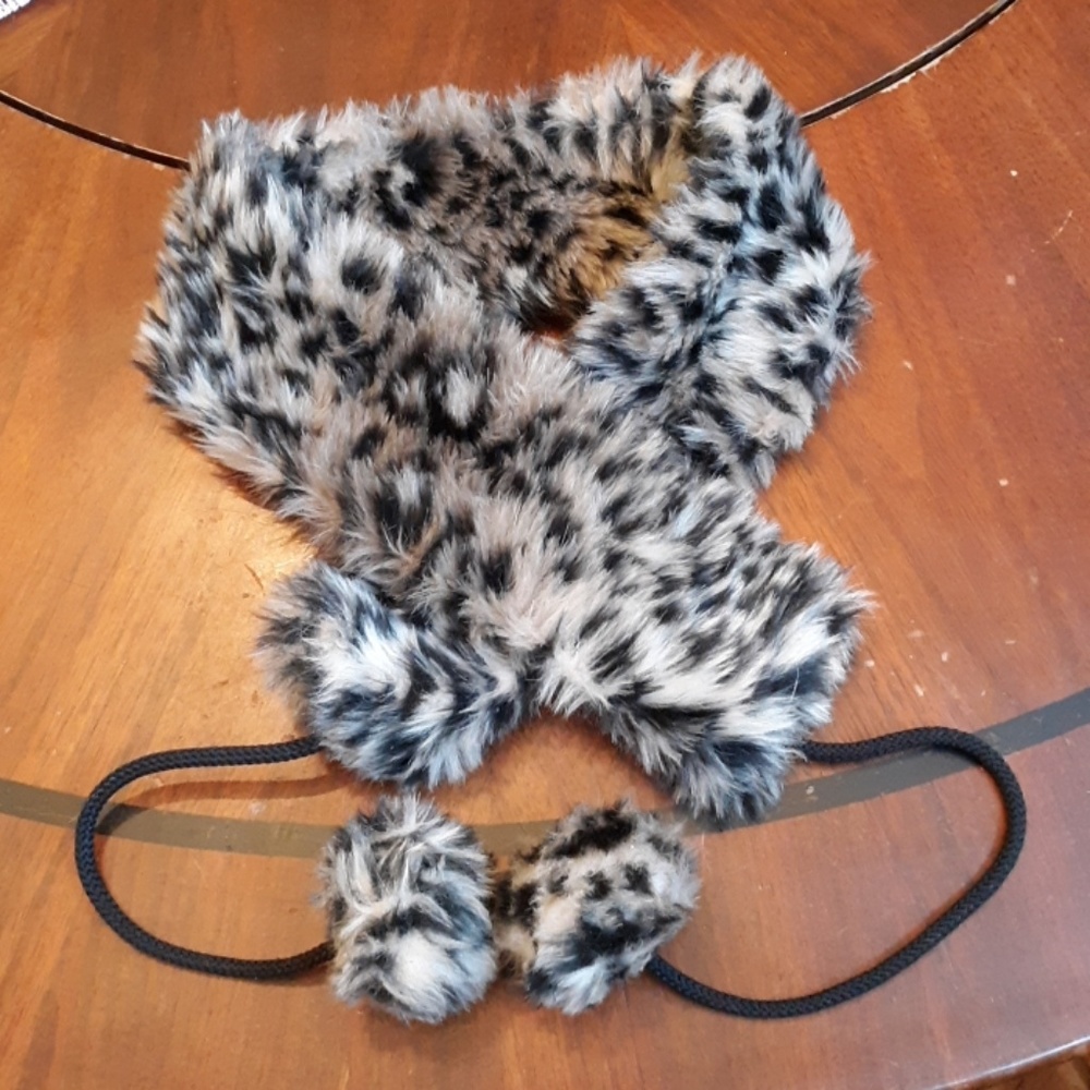 Ladies faux fur scarf/shoulder wrap
